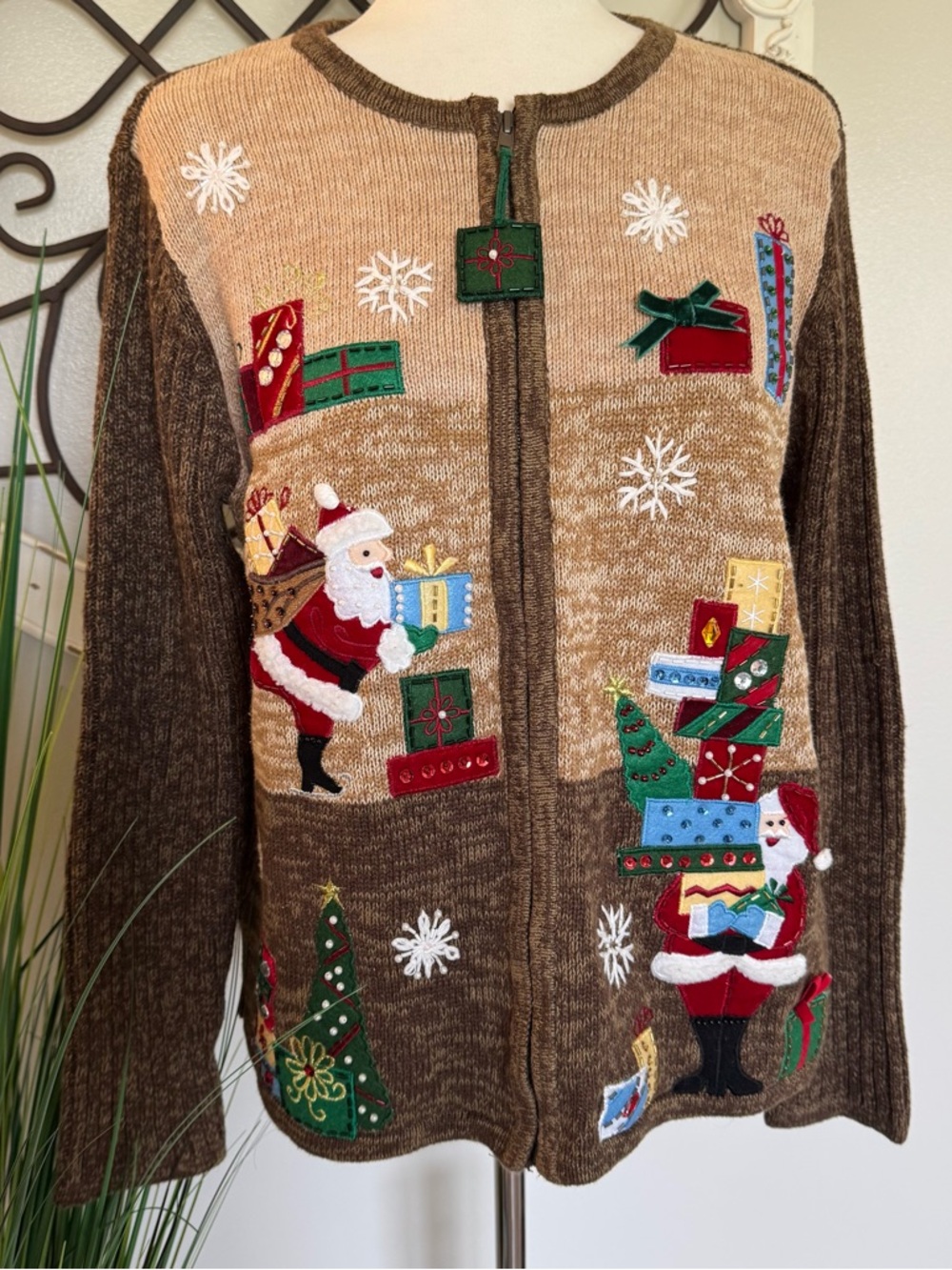 TIARA INTERNATIONAL Size Medium Gorgeous Christmas Cardigan Sweater